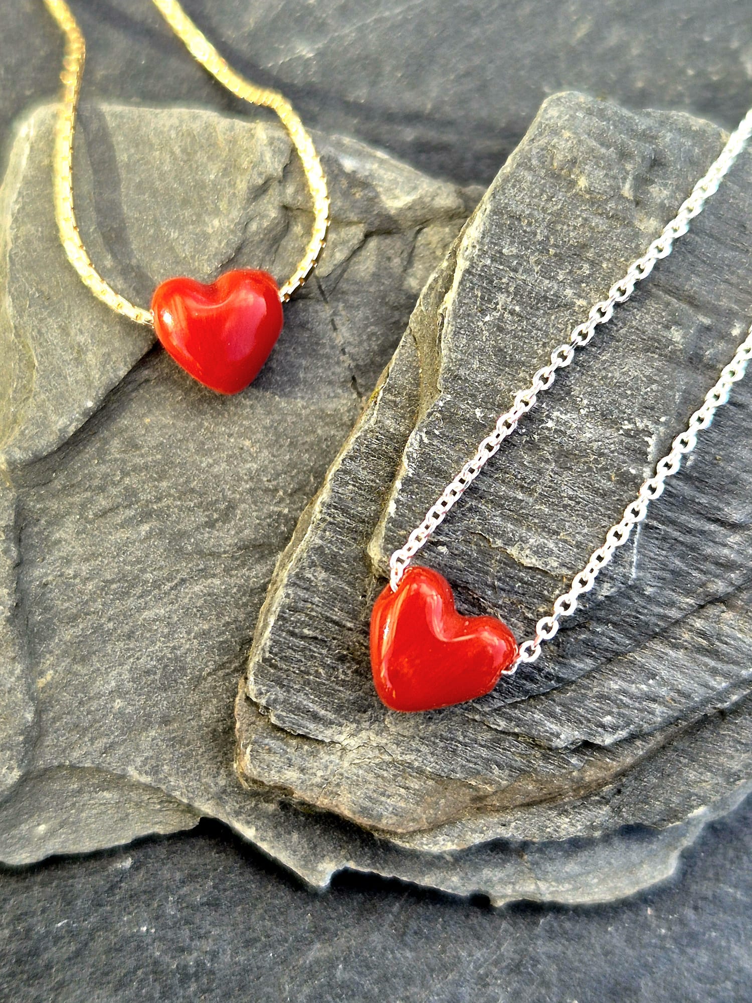 Korallenherzen an Ketten, 585 Gelbgold und 925 Silber